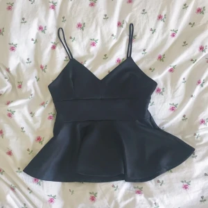  - jättefint linne från gina tricot i lite neoprene-aktigt material! frakten ingår i priset💋