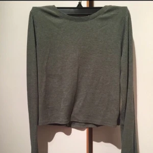  - Långärmad Olivgrön magtröja från hm 