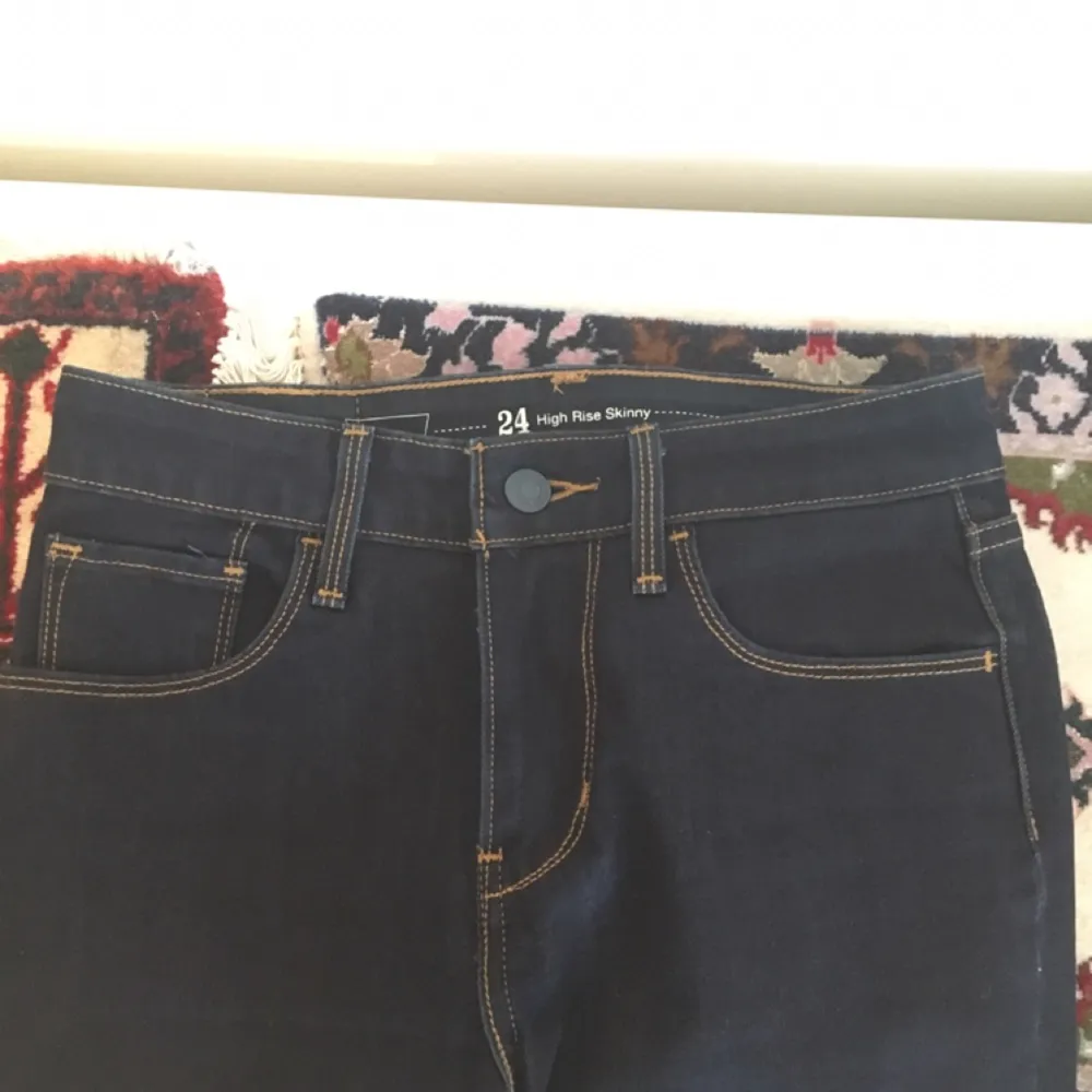 Snygga Levi's jeans i modellen High Rise Skinny i storlek 24. Använd ett par gånger och är uppsydda så att de passar mig som är 160 cm lång. Frakt tillkommer på 69kr om vi inte kan mötas upp i Lund ⭐️. Jeans & Byxor.