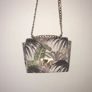  - Somrig liten väska med rosé gulds detaljer! Har använt den vid ett tillfälle så den är så gott som ny! :)