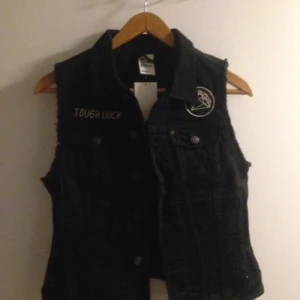  - Säljer en svart jeansväst i storlek 38. 