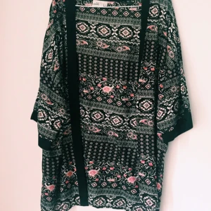  - Jättefin kortare kimono. Använd fåtal gånger! 