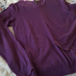  - Paket med 2 fina Herr tröjor i strl S en svart med vita linjer /Frank Q/ en mörk lila från HM. Begagnad skick /inget öppet köp/frakten ca 69 kr men om frakten klarar sig på mindre swishar jag tillbaka resten.