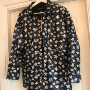  - Slutsåld Paljett jacka Med stjärnor från zara, ganska stor i storleken 