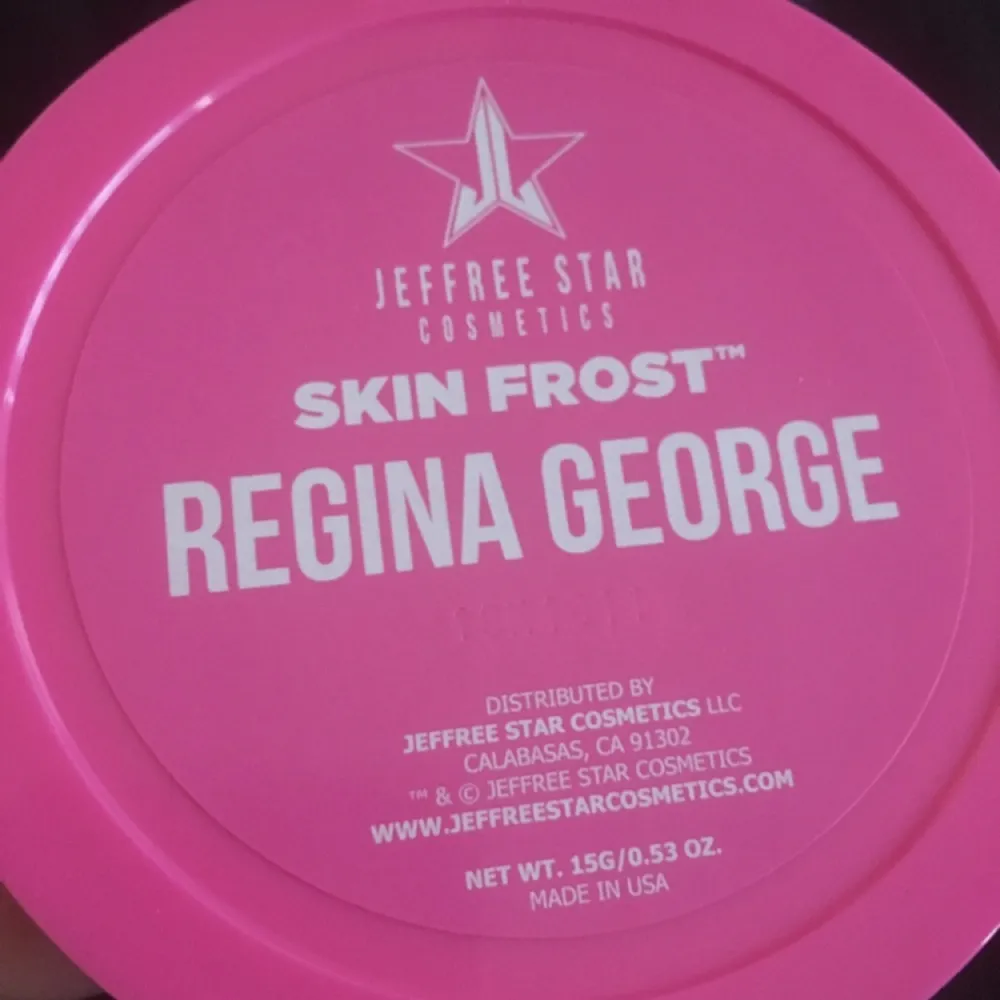 Endast swatchad Regina George highlighter. Ett enkelt svep ger en stark glow med svagt rosa undertoner, vill man ha en starkare färg får man ta flera svep.. Övrigt.
