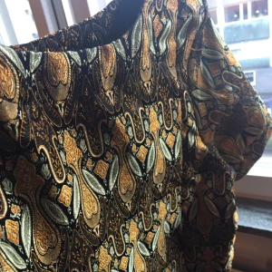  - Superfin crop top med guldigt mönster från bikbok.  Storlek S  