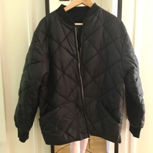  - Bomberjacka i storlek M, supersnygg på, har en rak siluett fram och en resår bak så den får ett snyggt fall. 