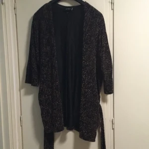  - Glittrig kimono från Monki (guld och svart). Frakt ingår ej. 