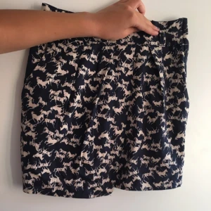  - Fin assymetrisk kjol med hästmönster. Den är i 97% bomull och har en dragkedja på sidan plus två fickor. Den är i väldigt bra skick och anledningen till att jag säljer den är för att den tyvärr är för kort för mig🐎