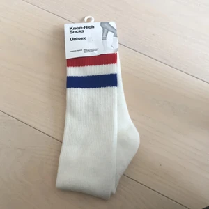  - Har väl varit lite väl förälskad i knästrumpor en gång i tiden... Säljer ett par knästrumpor som är identiska till ett par andra jag sålt tidigare här på plick (dessa är syrrans, de andra var mina). Aldrig använda. Betalning med swish och frakt ingår inte i priset. 