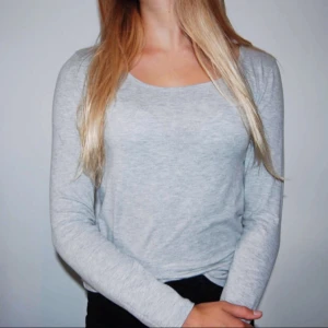  - Tunn långtröja i ljusgrå