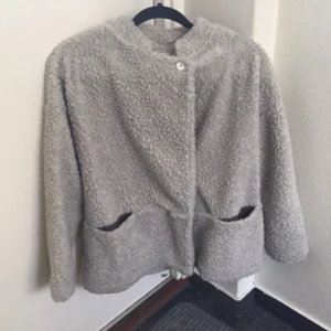  - Jacka i rak passform, fårulls liknande 