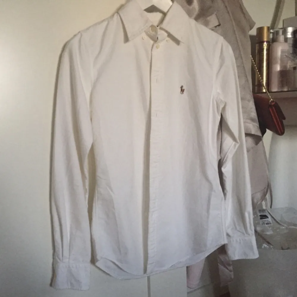 Vit Ralph Lauren skjorta, använd 1 gång (nyskick).. Kostymer.