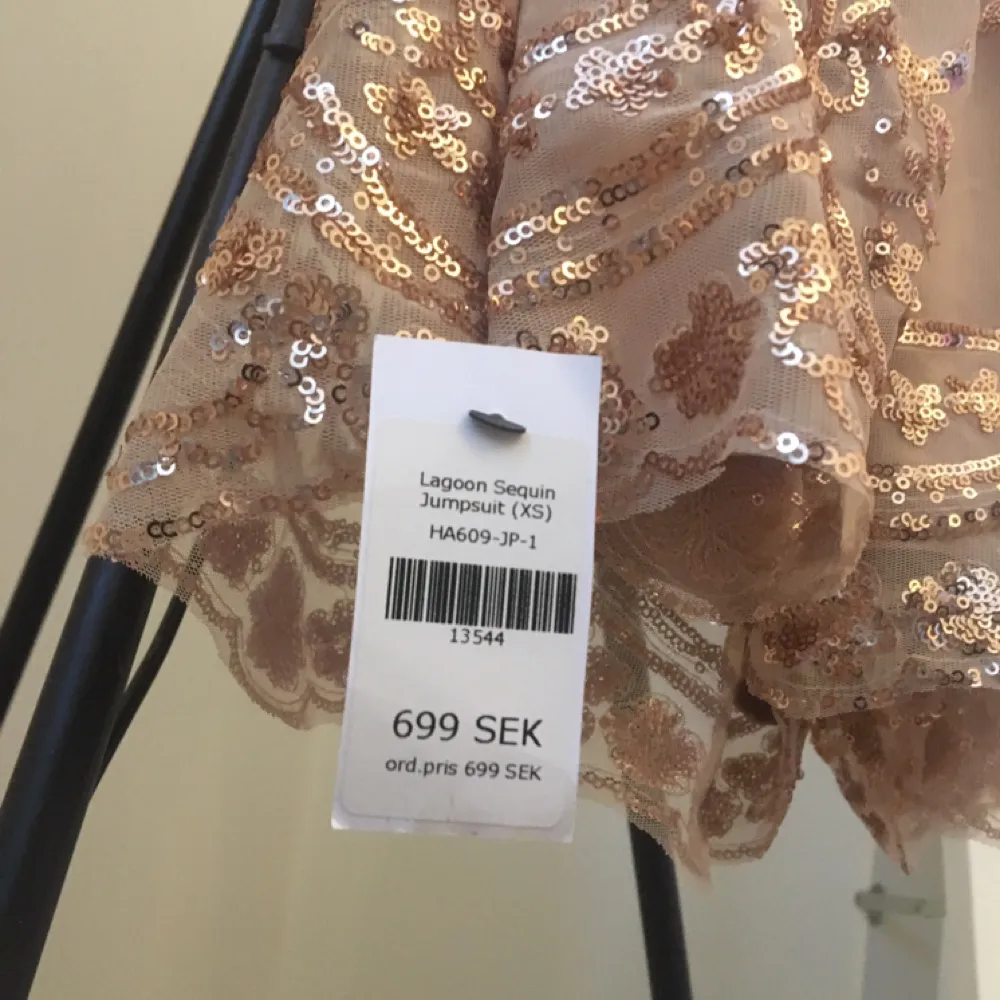 Playsuit I rosé guld med paljetter och transparenta ärmar. Storlek är XS men skulle säga att den passar en S. Säljer pågrund av att den är för stor för mig så därför hoppas jag att den passar bättre i någon annans garderob! Playsuiten är endast testad och därför som ny! Kan hämtas i Uppsala eller skickas. . Klänningar.