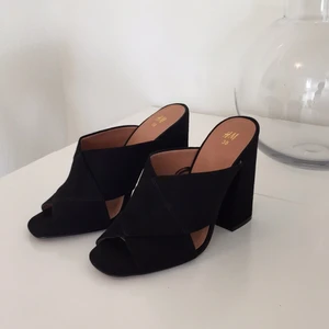  - Helt oanvända klackar. Svarta och stl 38