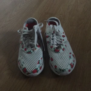  - Helt nya Adidas skor, lapparna kvar, bara testade. Fick hem de idag men var en storlek för stor, tyvärr.. så snygga och så sköna och lätta på foten. Köpta för 499:- så säljer för samma, jag kan stå för frakten. 