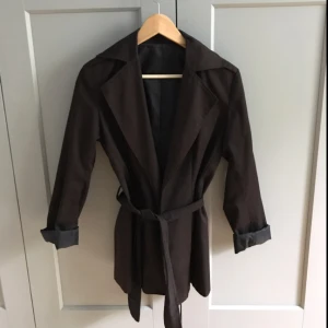  - Svart kavaj som knyts. Fickor fram.   Uppsydd i Vietnam, men skulle säga att den passar bra på någon som har S i vanliga fall.   Kan mötas upp i Uppsala/Gävle eller skicka mot frakt :) 