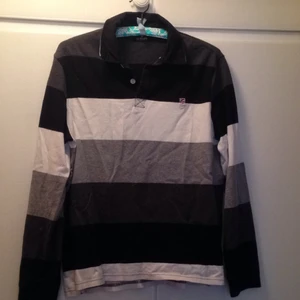  - Långärmad skjort-tröja från U.S Polo. Strl. M, gott skick!