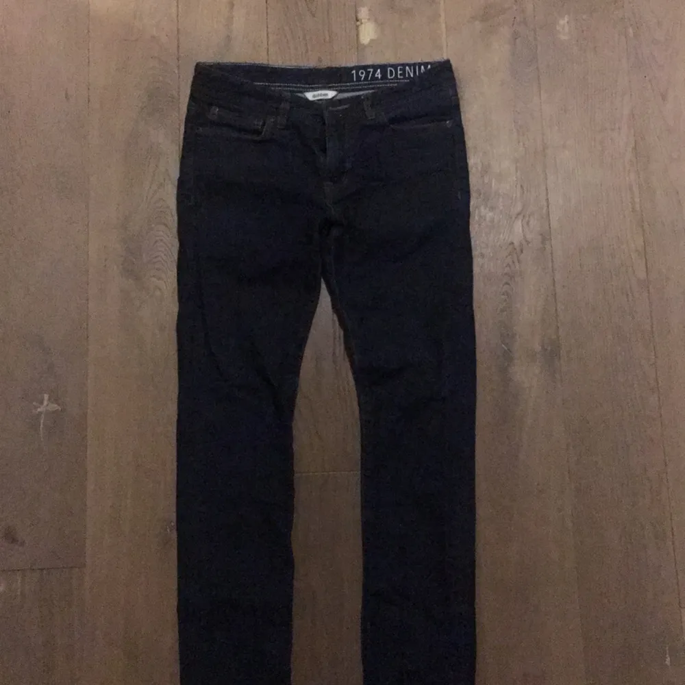 Jeans från Dobber i storlek W30/L32. Nyskick, bara provade. Kan skickas eller mötas i Stockholm.. Jeans & Byxor.