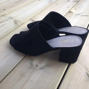  - Svarta slip on skor från skopunkten. Bara använd en gång, super fint skick!