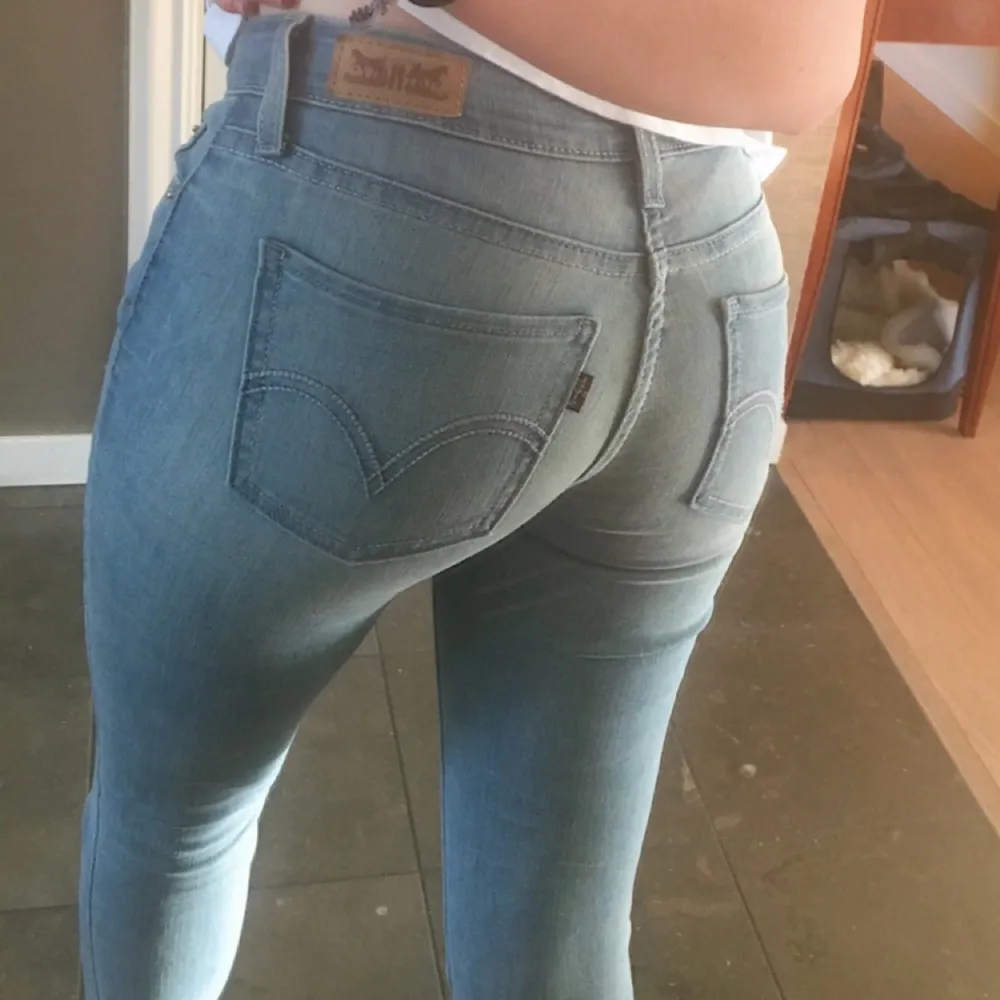 Ett par riktigt fina Levis jeans i storleken 24 (dom har stretch). En fin ljusblå färg med fickor fram och bak. Använd Max 5 ggr!!. Jeans & Byxor.