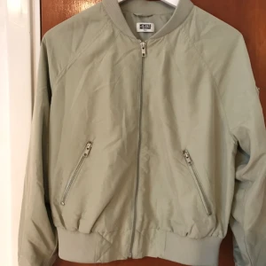  - Jacka från Weekday, knappt använd. Är aningen mörkare än på bilderna.  Frakt ej inräknad i priset.
