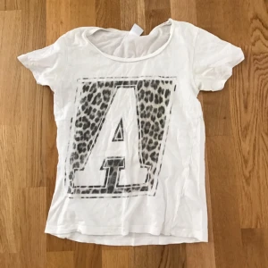  - Snygg T-shirt knappt använd