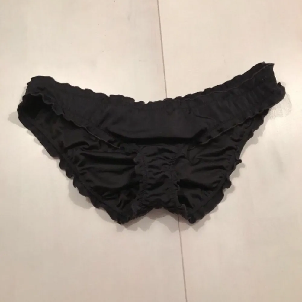 Säljer en mycket fin svart Victorias Secret Bikini-underdel i storlek S. Säljer den pga att den är för liten för mig men annars skulle jag ha använt den :). Övrigt.
