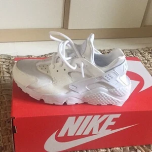  - Använda ändast 2 gånger !! Som nya, säljer pga fel Storlek, Ny pris 1200kr. Kartongen skorna kom i medföljer också om man vill det! 