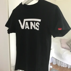  - Vans t-shirt i storlek xs, använd en gång men fortfarande i nyskick. Säljer för 100kr.