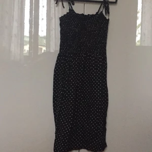  - Svart klänning med vita små prickar från h&m. Säljes pga aldrig används✨