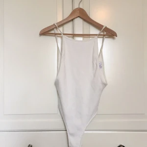  - Vit body från bikbok (elsa ekman) i storlek S med djup rygg. Ej genomskinlig, går bra att ha utan bh!  