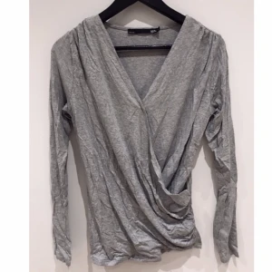  - Långärmad tröja i omlottmodell. Hade behövt en omgång med strykjärnet haha.... Kan skicka fler bilder om så önskas!