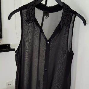  - Transparent klänning med paljettkrage. Använd 1 gång🌼 nypris 350. Priset är inklusive frakt. 