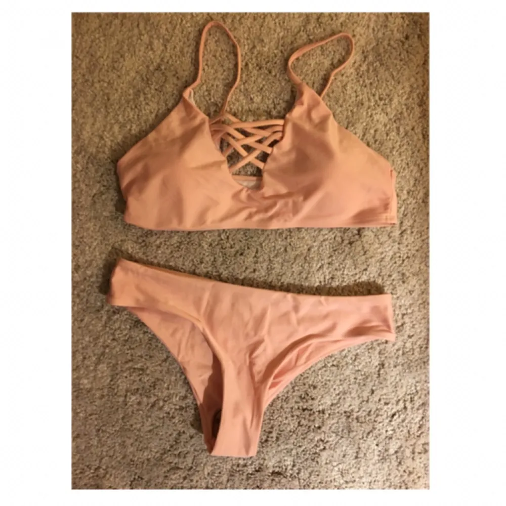 Jättefin rosa bikini från Zaful! Bra kvalitet, men jag säljer den eftersom den är för stor för mig!  Nederdelen är lite mindre än överdelen, skulle nog snarare säga att nederdelen är i M och toppen i L. Den är bara testad med trosor på😊  Köparen står för frakt! . Övrigt.