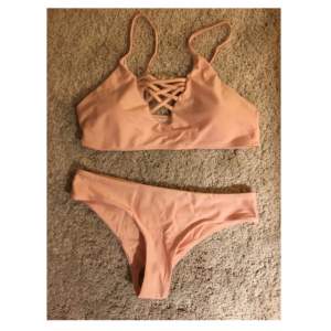 Jättefin rosa bikini från Zaful! Bra kvalitet, men jag säljer den eftersom den är för stor för mig!  Nederdelen är lite mindre än överdelen, skulle nog snarare säga att nederdelen är i M och toppen i L. Den är bara testad med trosor på😊  Köparen står för frakt! 