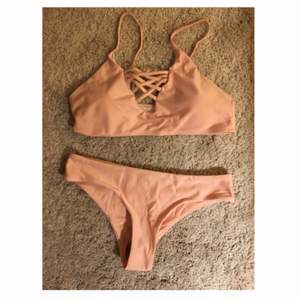 Jättefin rosa bikini från Zaful! Bra kvalitet, men jag säljer den eftersom den är för stor för mig!  Nederdelen är lite mindre än överdelen, skulle nog snarare säga att nederdelen är i M och toppen i L. Den är bara testad med trosor på😊  Köparen står för frakt! 