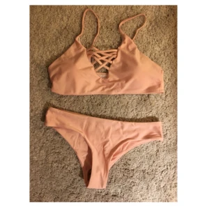  - Jättefin rosa bikini från Zaful! Bra kvalitet, men jag säljer den eftersom den är för stor för mig!  Nederdelen är lite mindre än överdelen, skulle nog snarare säga att nederdelen är i M och toppen i L. Den är bara testad med trosor på😊  Köparen står för frakt! 