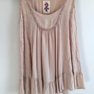  - Ett jätte sött linne, från Replay. Köpte det för nått år sedan men har bara använt det 1-2ggr! Eftersom modellen är väldigt "lös" så skulle linnet kunna passa M också:)