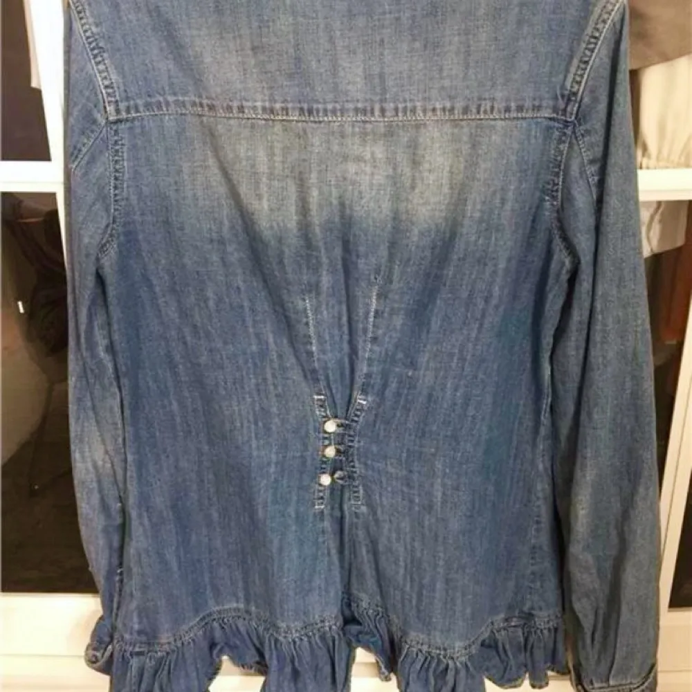 Hunkydory jeansskjorta Använd men fint skick inga defekter Köpt på nelly Köparen står för frakt. Skjortor.