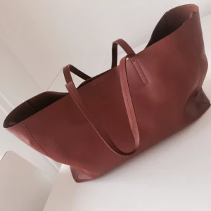  - Snygg väska i konjak från WERA Stockholm i äkta skinn. Använd endast fåtal gånger. Slutsåld i butik. Nypris 1499 kr