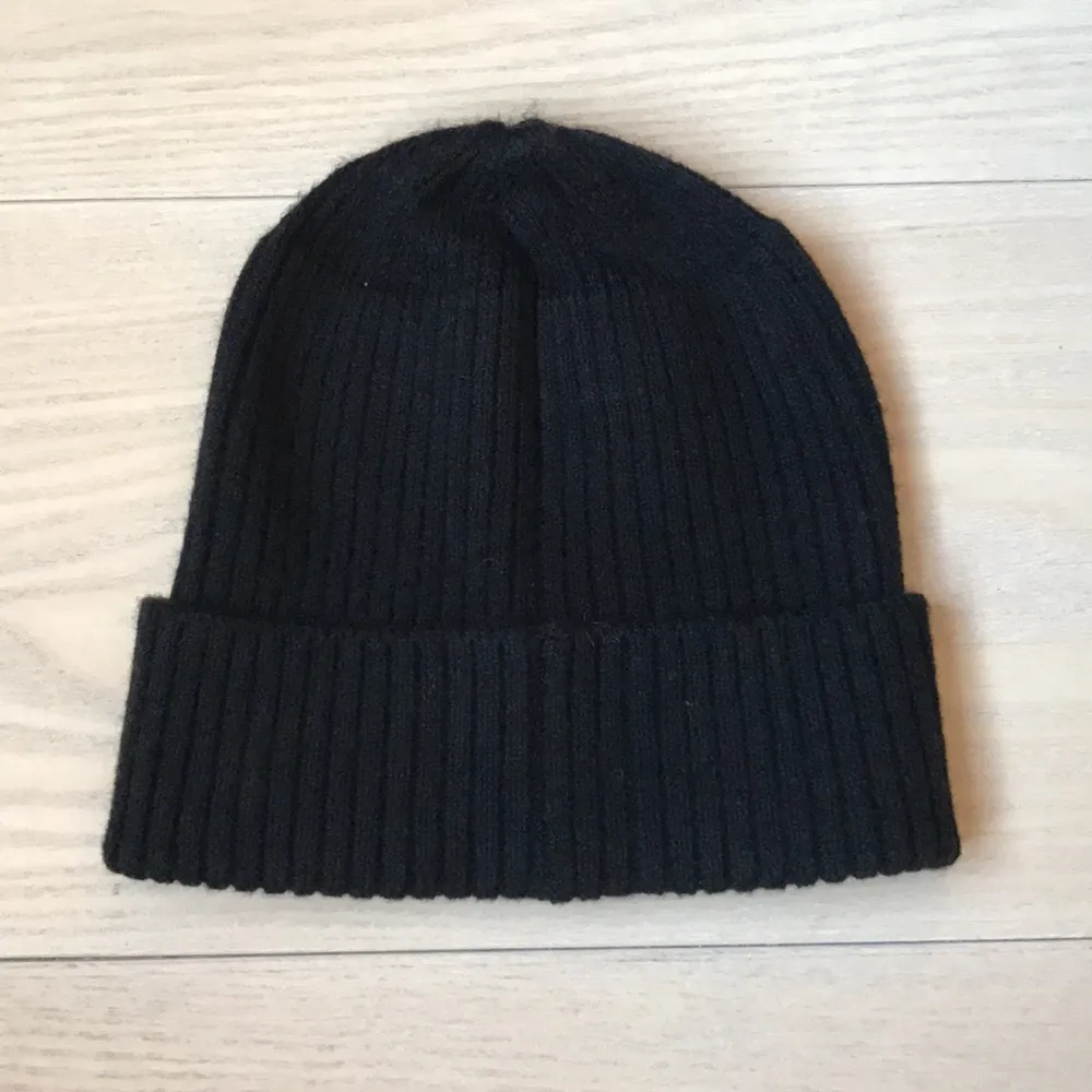 Trendy black beanie from monki! Never used it as I already have one. Shipping will be added and payment through SWISH.. Accessoarer.