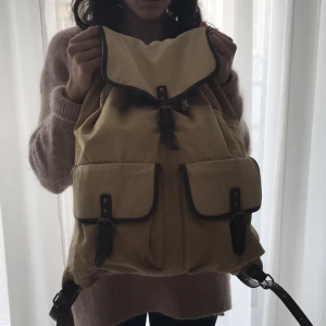  - Brown/beige bag, with dark brown, white and gold details from River Island in London. Shipping will be added - payment by swish. 