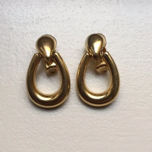  - Snygga clip-on örhängen köpta för ett tag sedan men aldrig använda. 