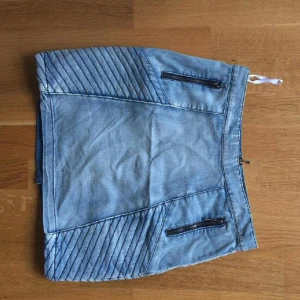  - tight jeans kjol med fickor och dragkedja där bak. använd en gång.