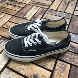  - VANS AUTHENTIC använda 1 gång. Som nya! Storlek US MEN 5/Wmn 6.5/EU 36.5. För små för mig! 🌸🌸🌸