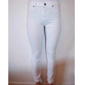  - Vita högmidjade jeans  