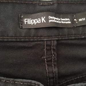 Filippa K jeans modellen heter Suzy Twill Jeans. Lite små i storleken. 98% cotton 2% elestan .  Köparen står för frakt 46kr eller hämtas i Hammarbyhöjden alternativt T-centralen. 