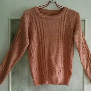  - Stickad tröja använd fåtal gånger. 