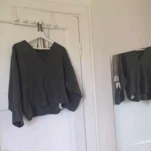  - Säljer en tröja i Flies material från Zara! Blyerts grå🎀 köparen står för frakt